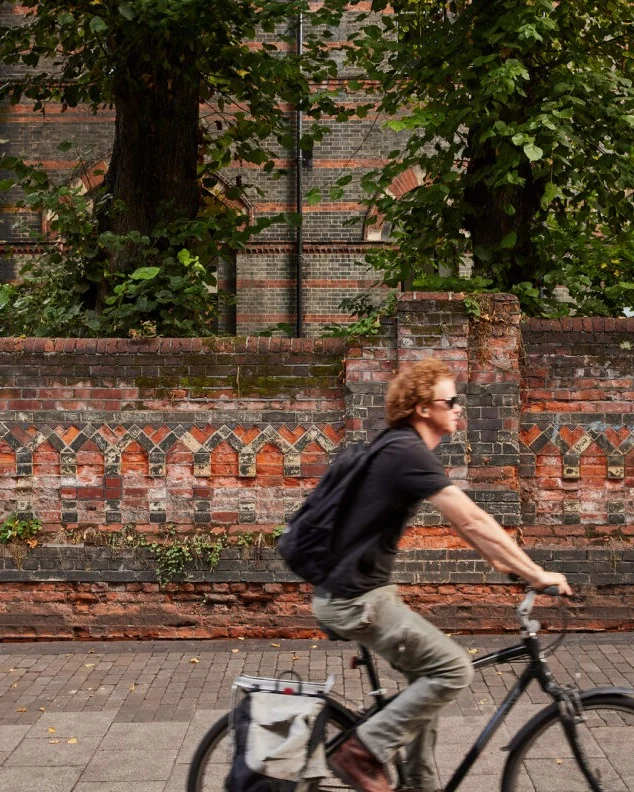 How do you commute to work in Norwich?🚲 Norwich has been recognised for having one of the most environmentally friendly commutes in the UK. From cycle paths to bus routes and walking trails, there are plenty of ways you can commute within the city! Curious to find out more ways to get to work in the City of Stories? Read more via the link in bio 🚌 #commuteinnorwich