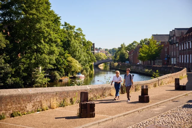 Your commute to work in Norwich couldn’t be more scenic ☀️ From peaceful riverside walks to sun-kissed historic buildings, every step is a reminder of this city’s charm. Grab your coffee to go, and soak it all in before diving into the day. What’s your commute like in this wonderful city of stories? 👉For more information about life, work and commuting in Norwich visit the link in out bio⭐